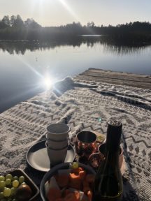 Camping Geschirr Tipps Becher und Teller auf einem Bootssteg
